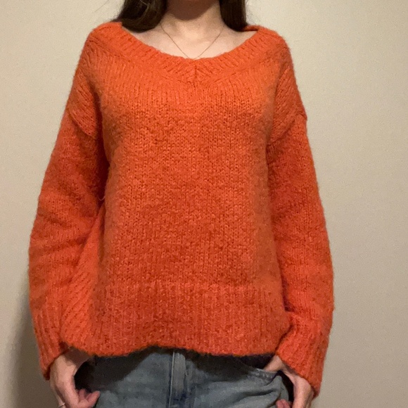 Club Monaco - V-Neck Knit Sweater: Women's S/P Wool and Acrylic Mix - Picture 4 of 6